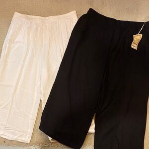 TWO PAIRS Blue Sky Bella capris (1 blk, 1 wht) - Sz L